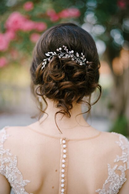 Peinado de novia con horquilla y rizos closeup vista posterior  Foto  Premium